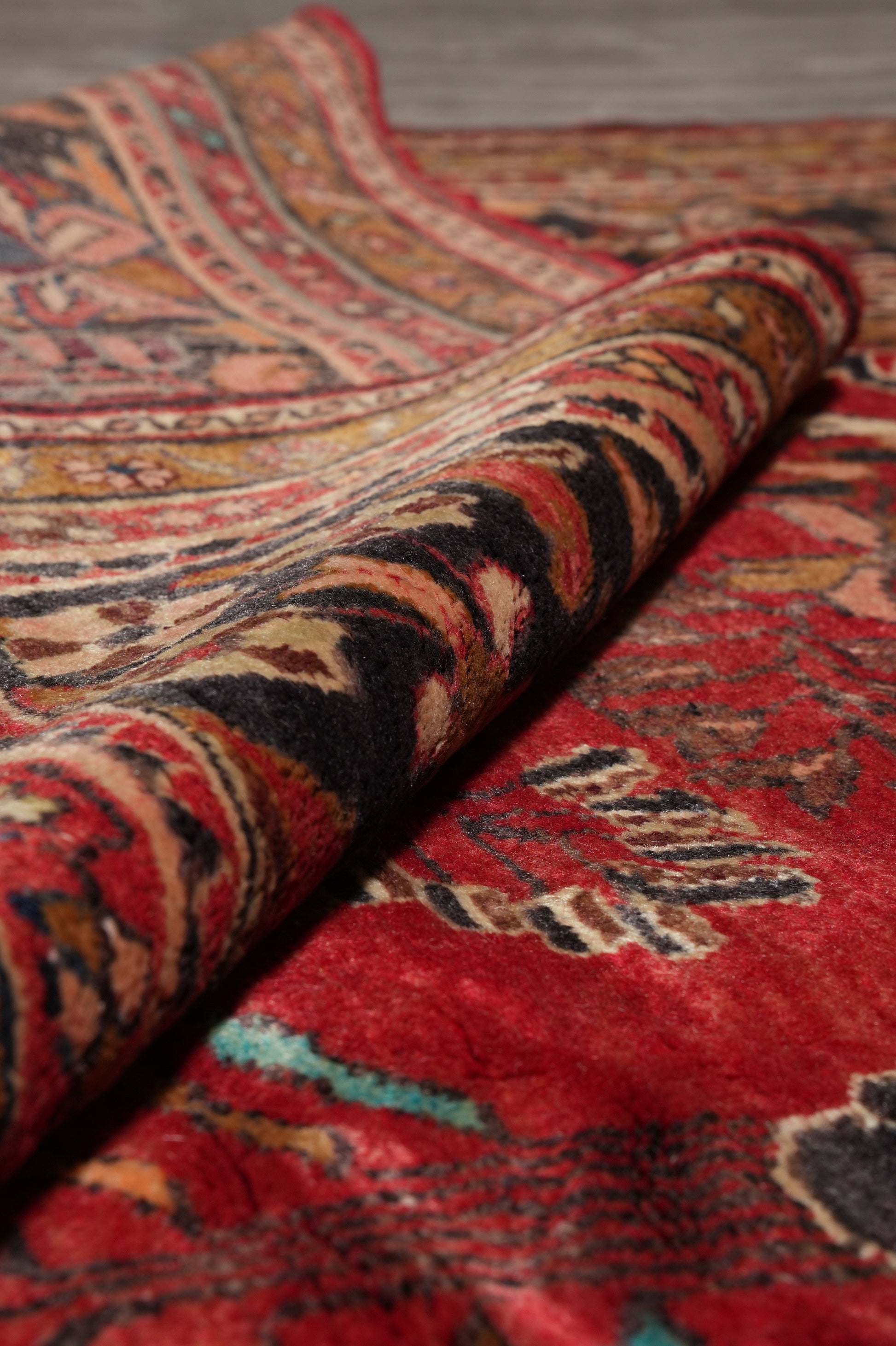 Semi-antique traditional floral rug, mid-field vine detail