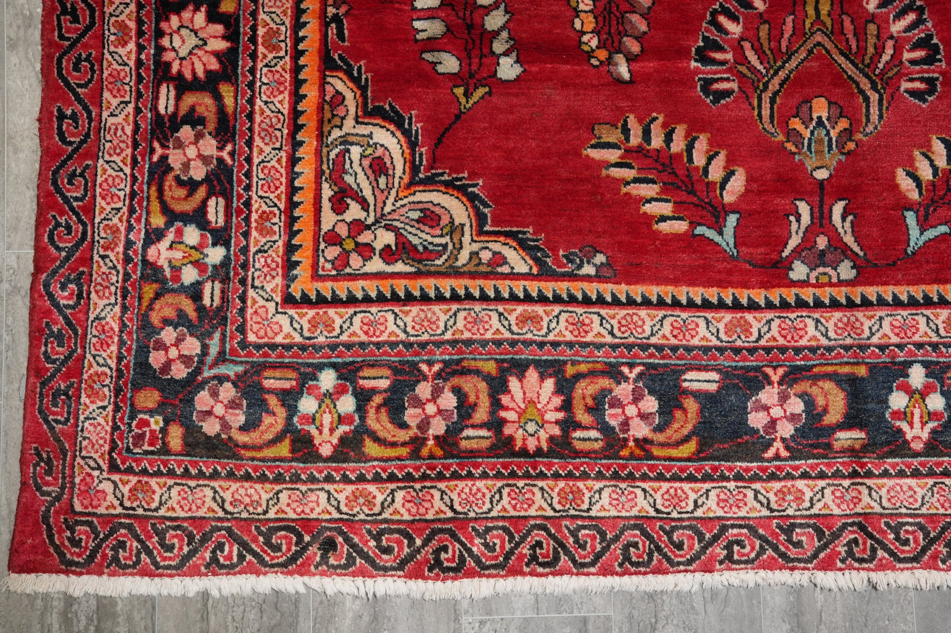 Vintage traditional floral rug, mid-field floral vine detail