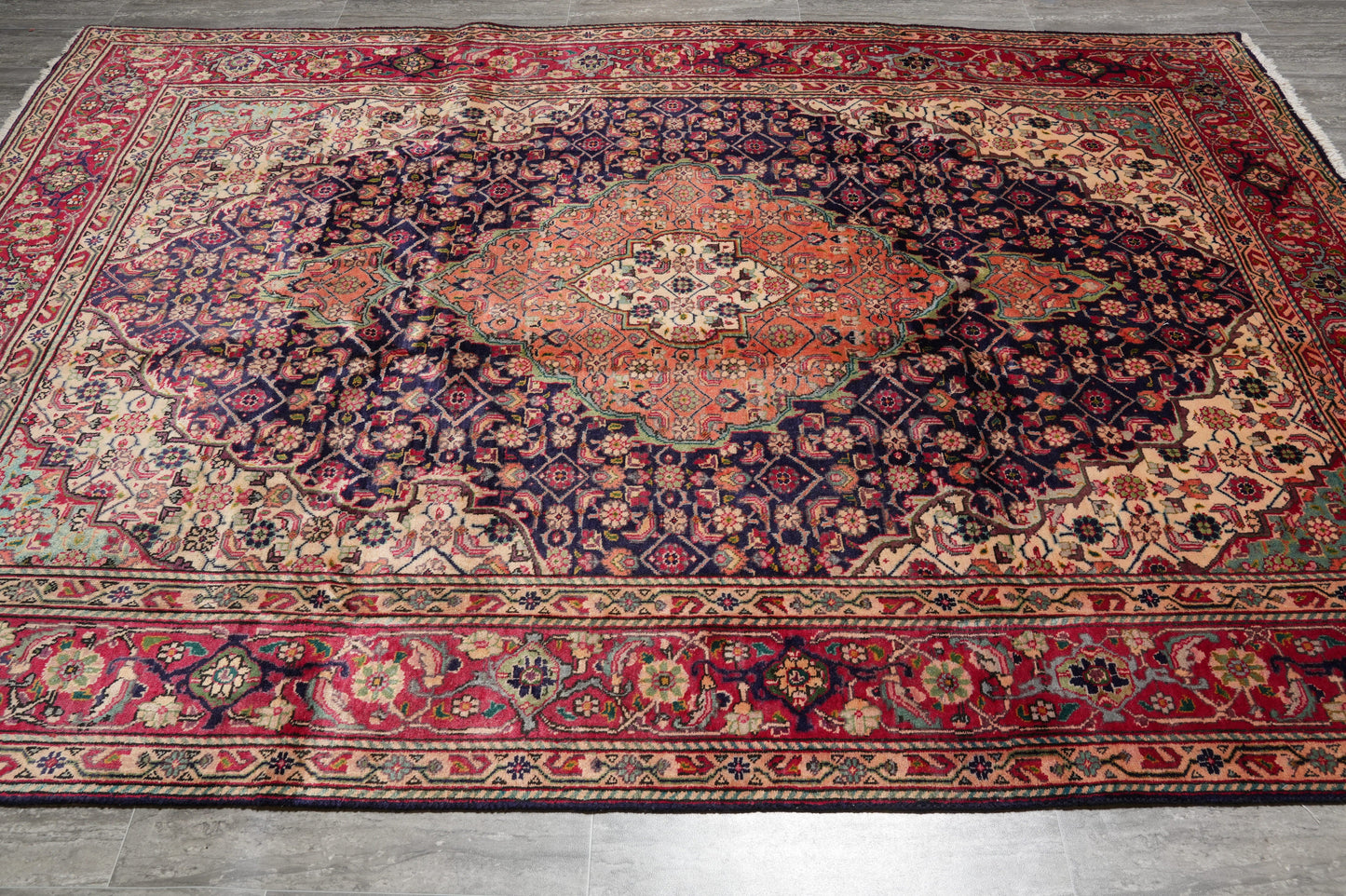 Tabriz-style Mahi rug, repeating Mahi pattern detail