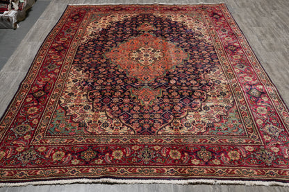 Tabriz-style Mahi rug, ivory border pattern close-up
