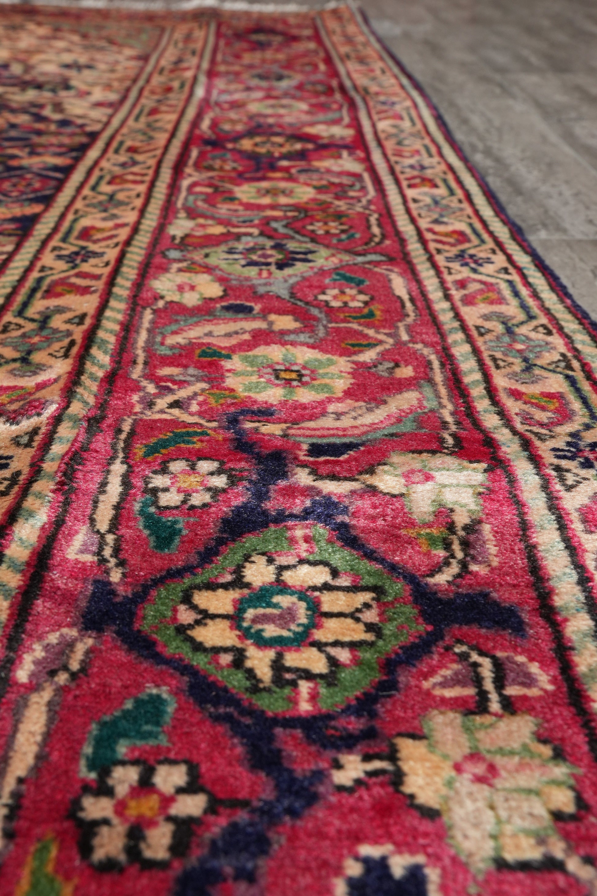 Tabriz-style Mahi rug, alternate corner with pattern continuity