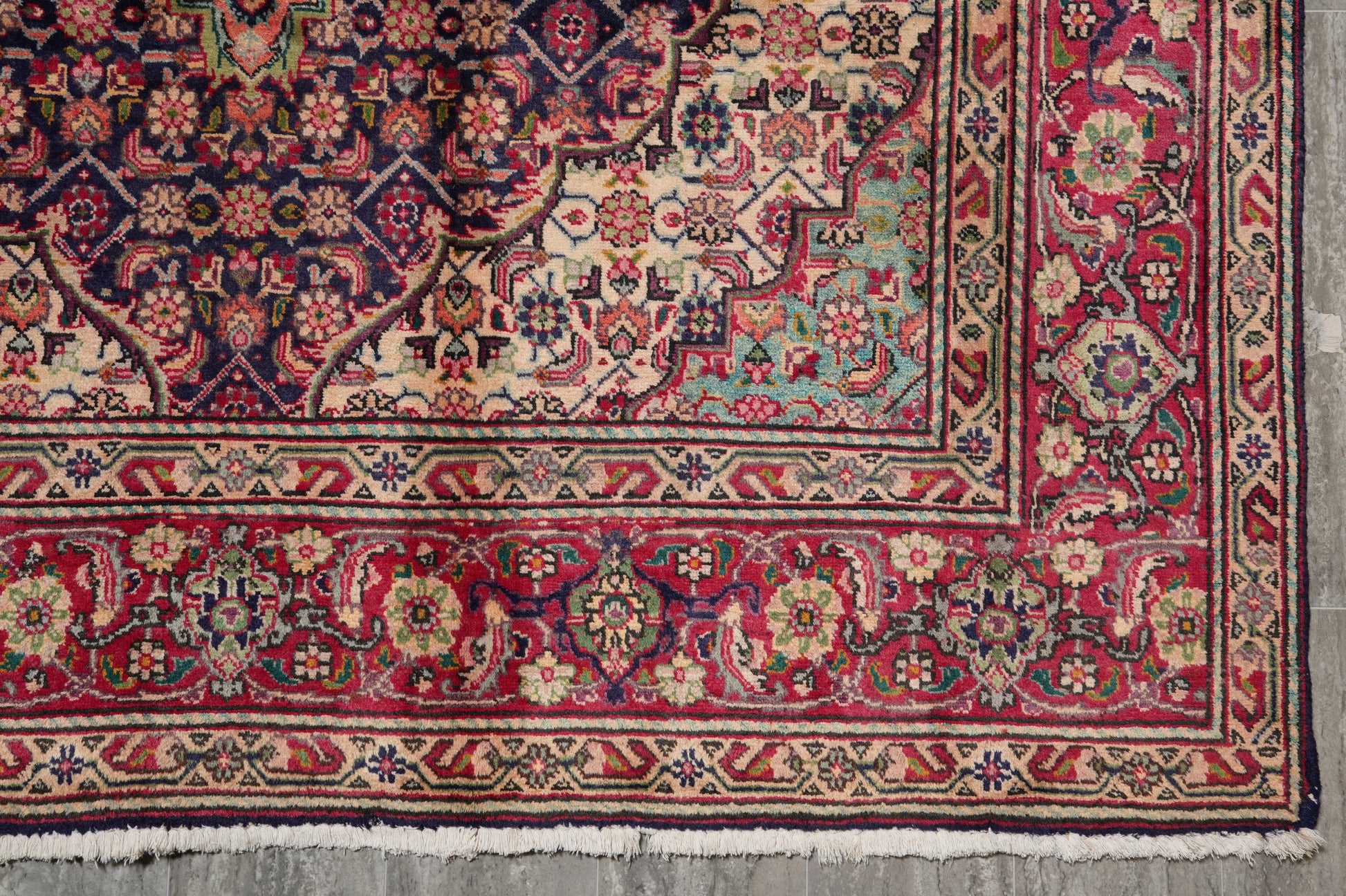 Tabriz-style Mahi rug, secondary border pattern
