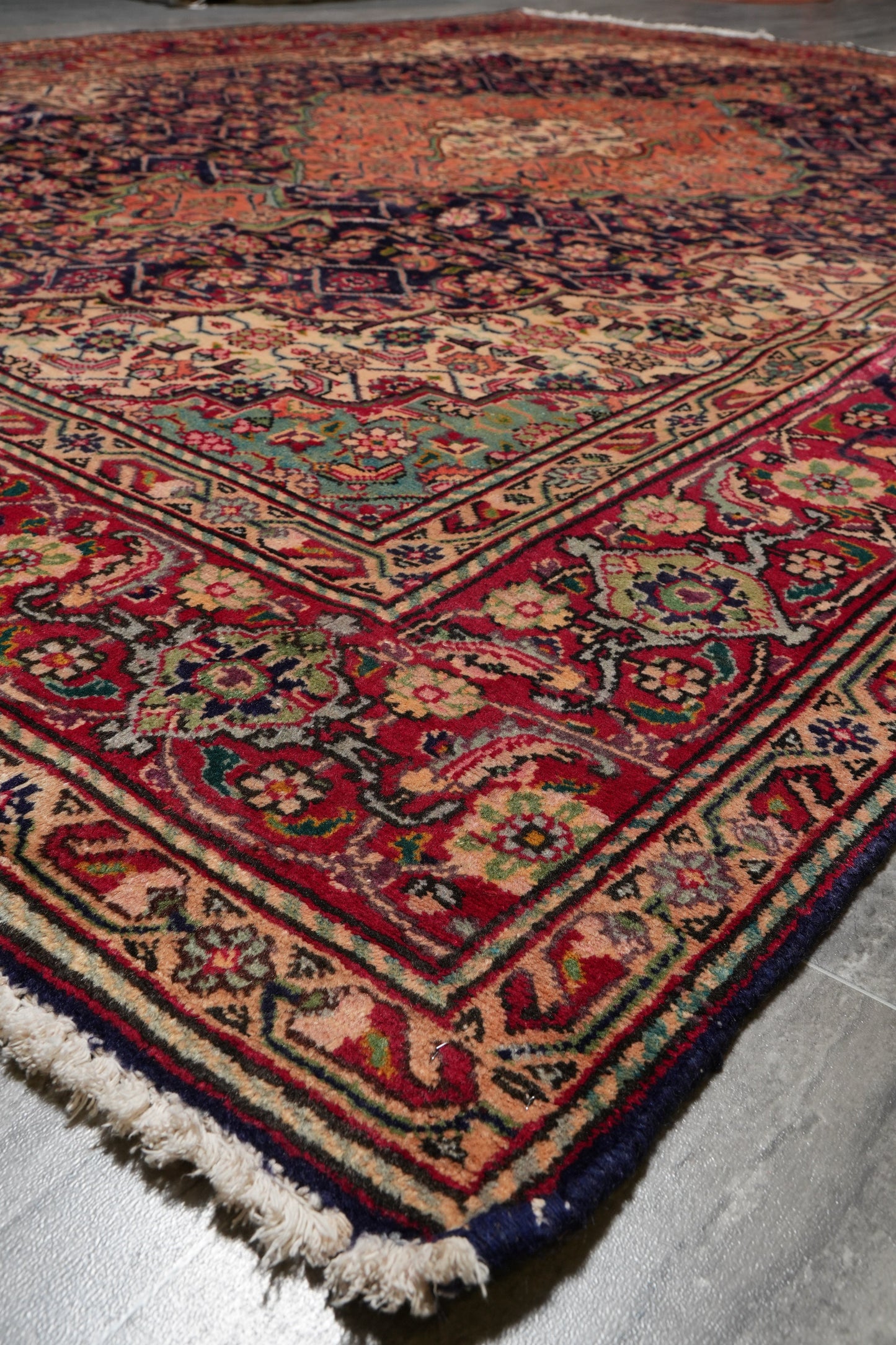 Tabriz-style Mahi rug, fifth Mahi cluster detail