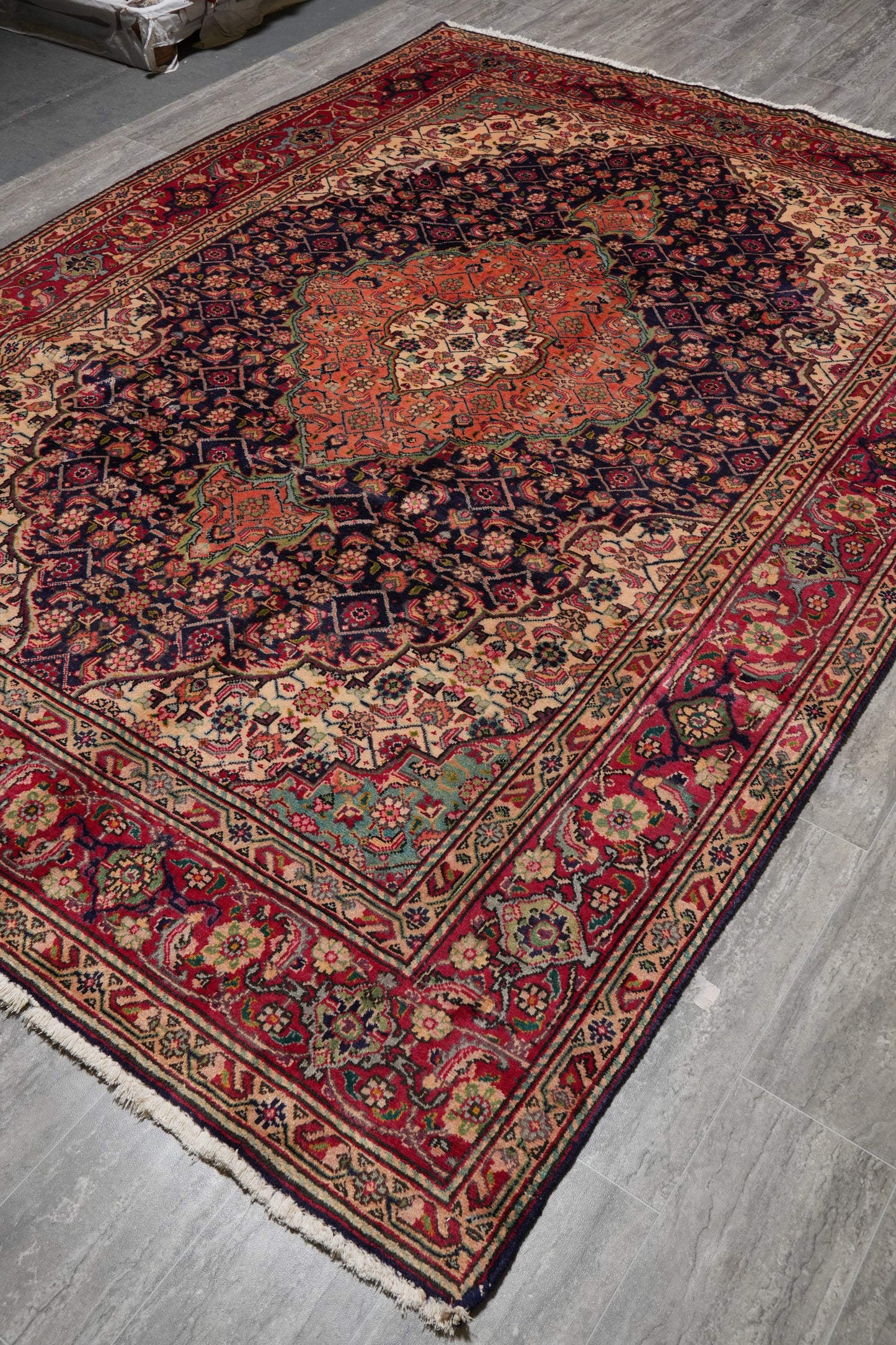 Tabriz-style Mahi rug, edge and selvedge close-up