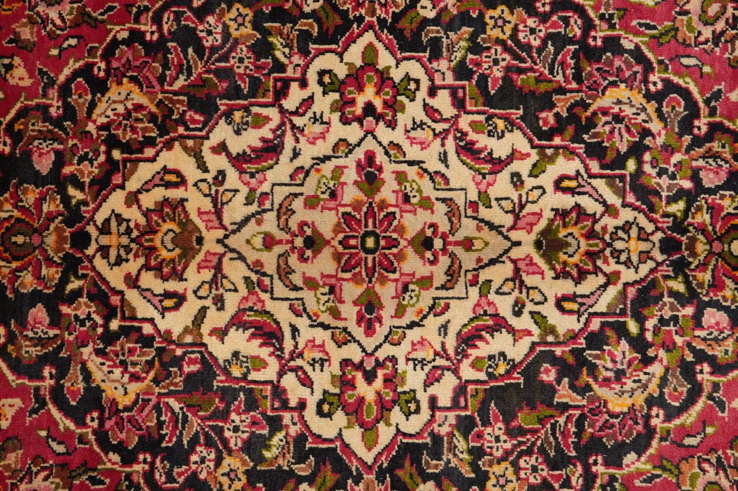 Kashan-style rug, ivory border pattern detail