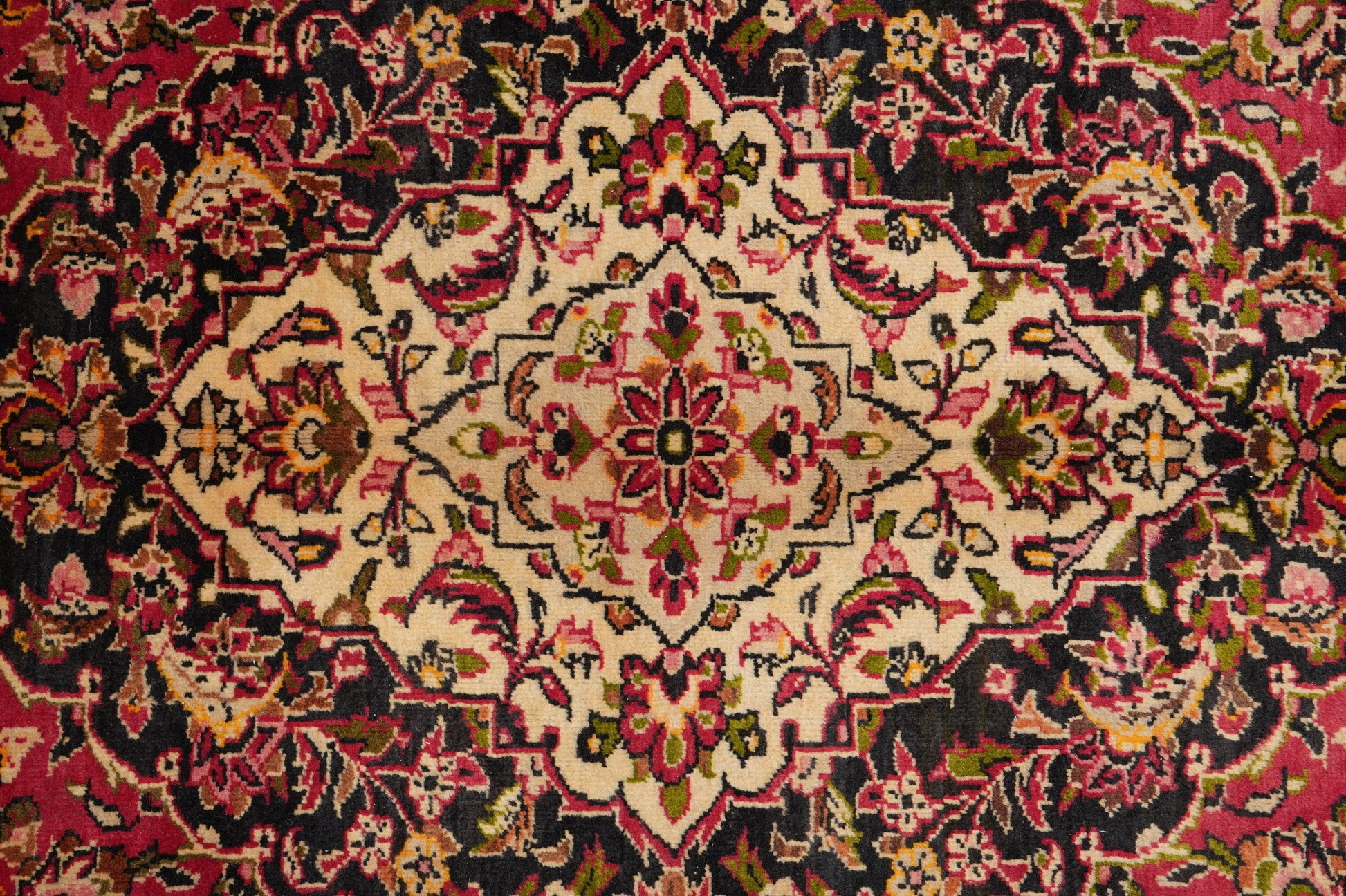 Kashan-style rug, ivory border pattern detail
