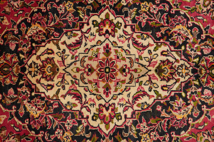Kashan-style rug, ivory border pattern detail