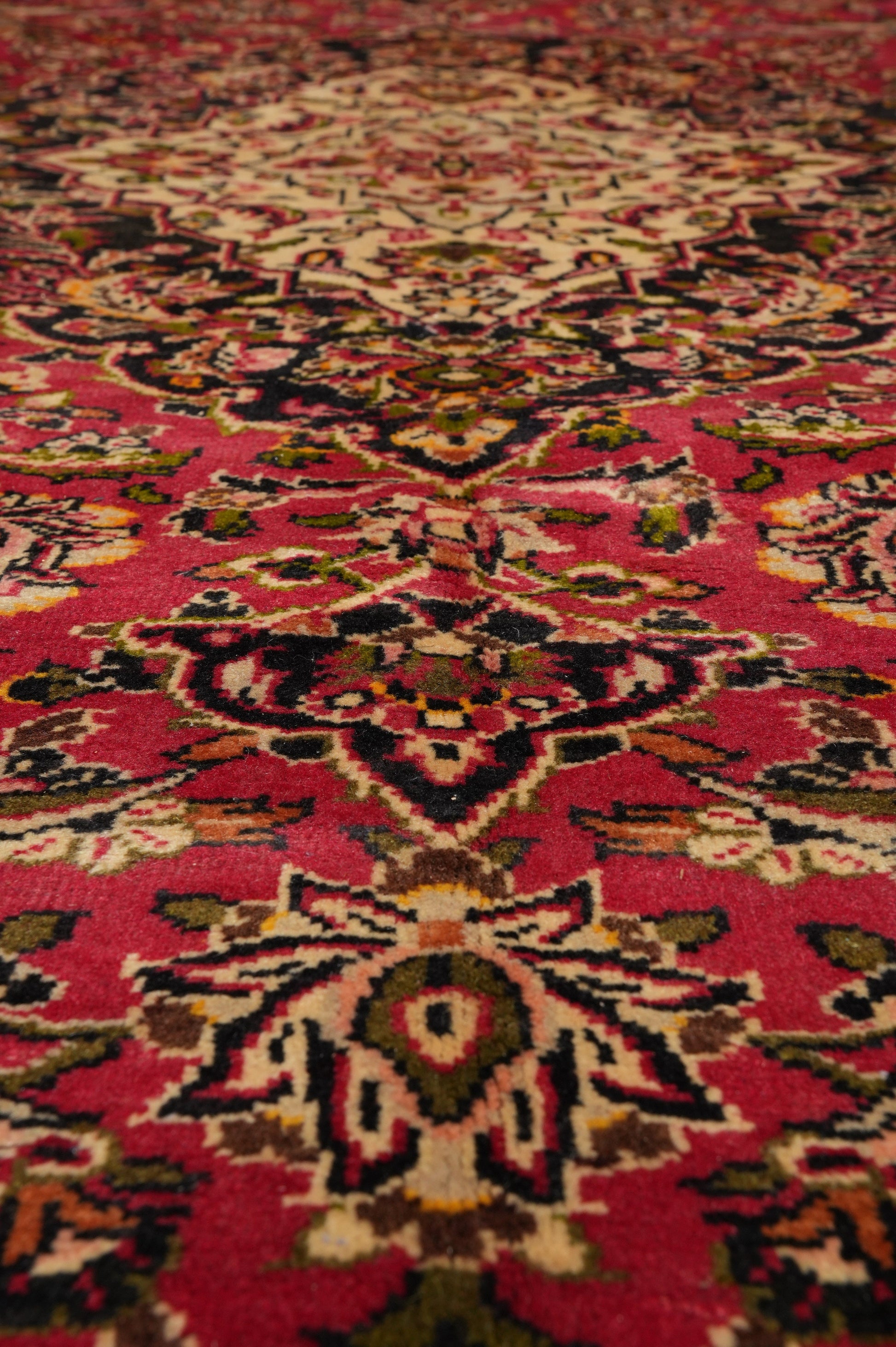 Kashan-style rug, secondary floral motif in the field
