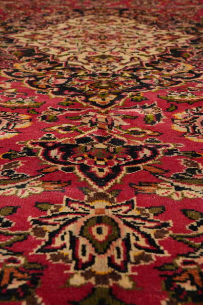 Kashan-style rug, secondary floral motif in the field