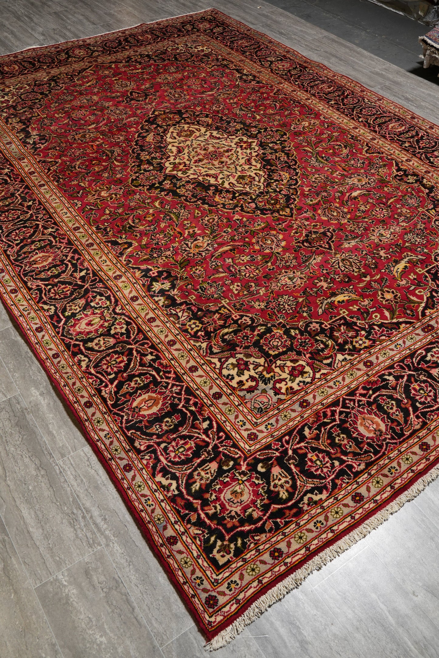 Kashan-style rug, secondary border pattern detail