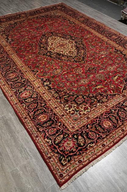 Kashan-style rug, secondary border pattern detail