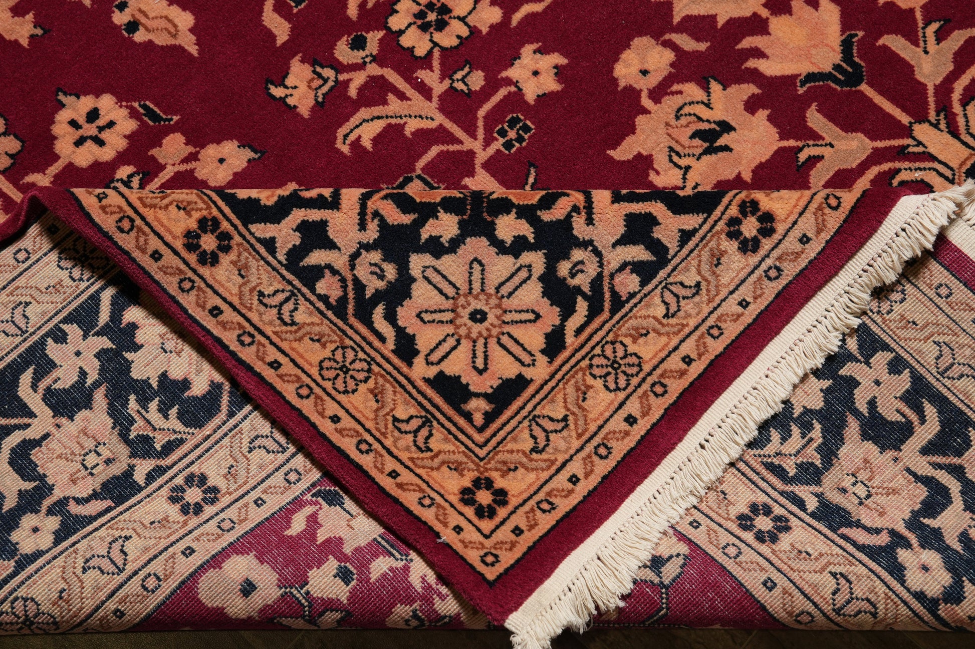 Sarouk-pattern wool rug, secondary floral motif in the field