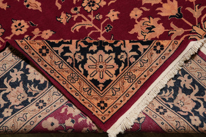Sarouk-pattern wool rug, secondary floral motif in the field