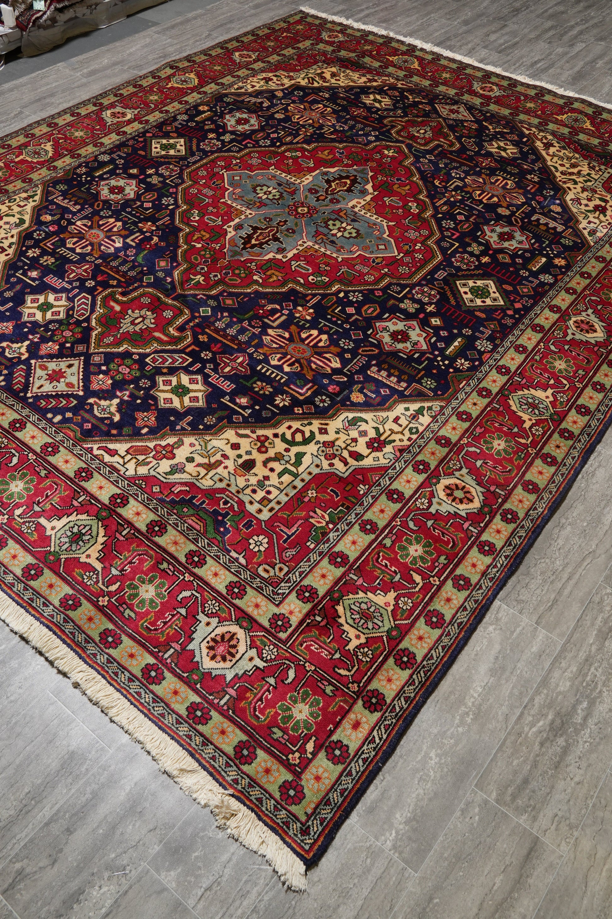 Pre-owned Tabriz-style blue rug, secondary border pattern detail