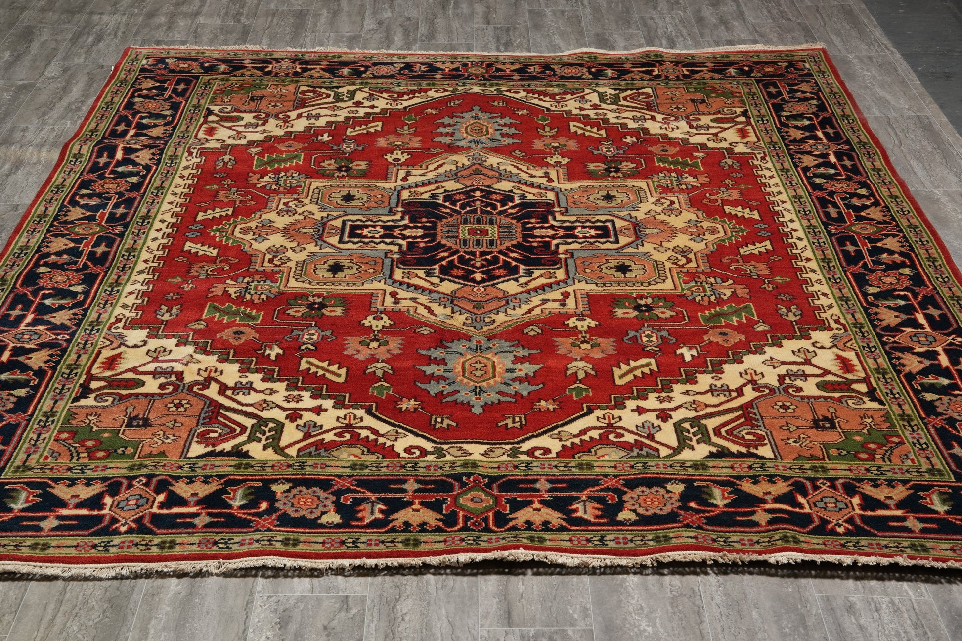 Heriz-Serapi-style rug, ivory corner motif geometric detail