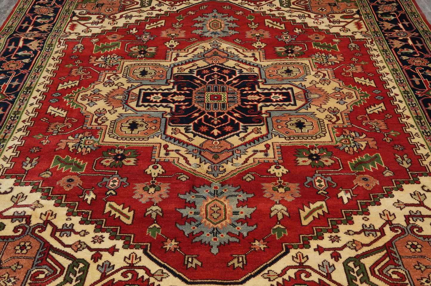 Heriz-Serapi-style rug, secondary medallion in rust and ivory