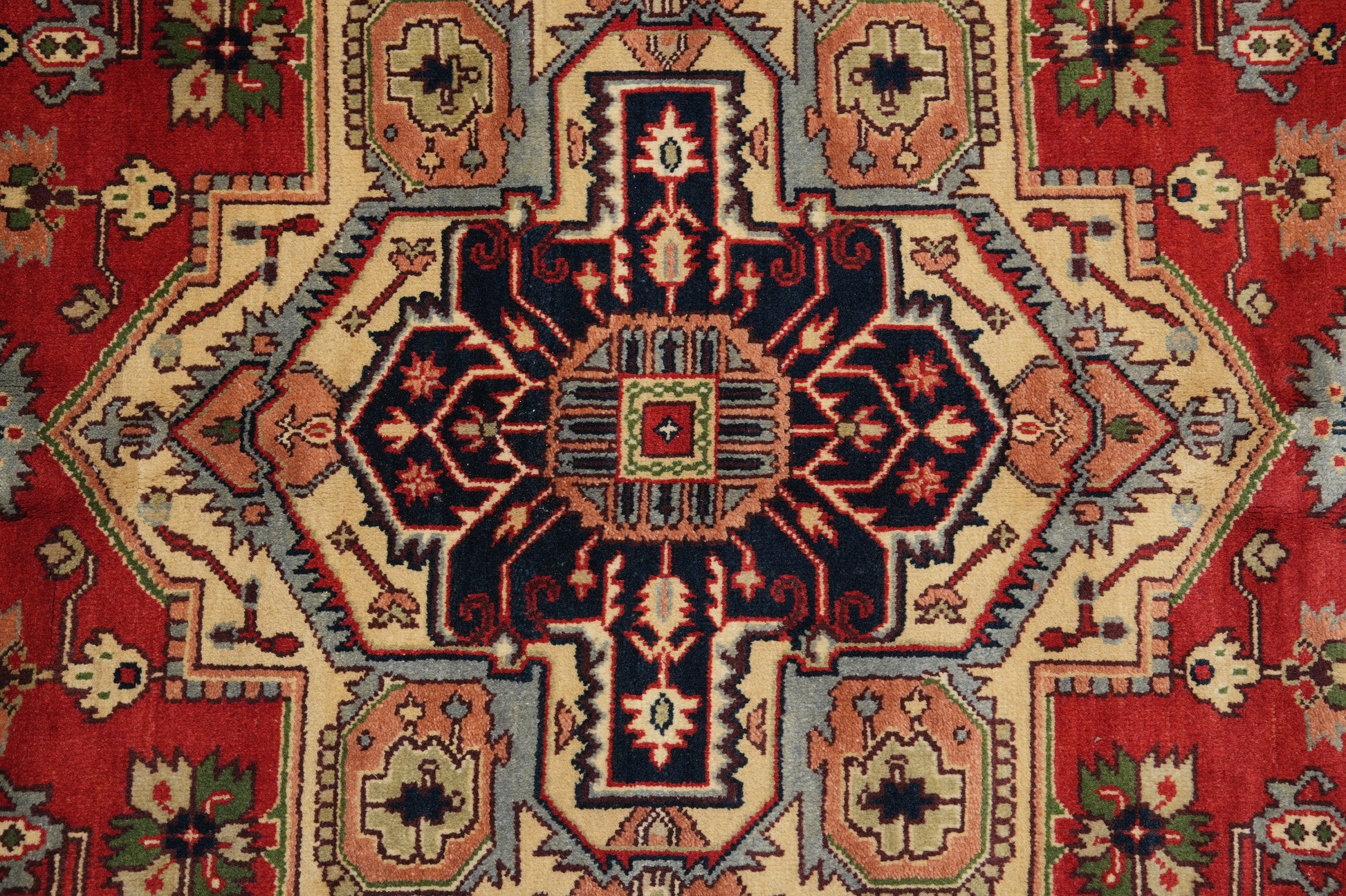Heriz-Serapi-style rug, border pattern close-up