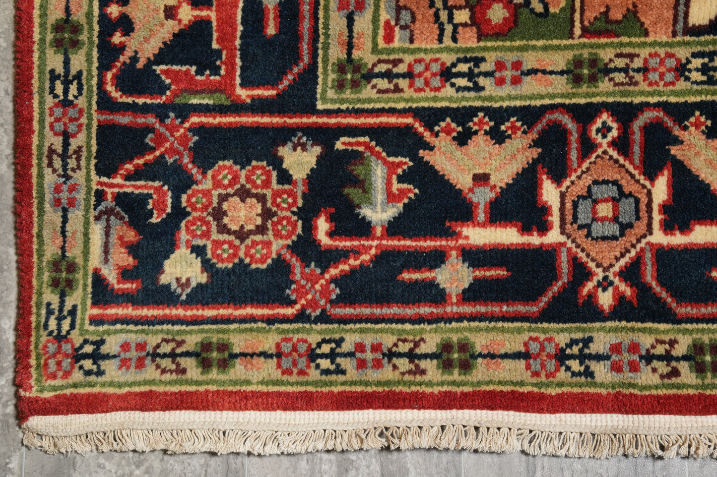 Heriz-Serapi-style rug, alternate corner geometric detail