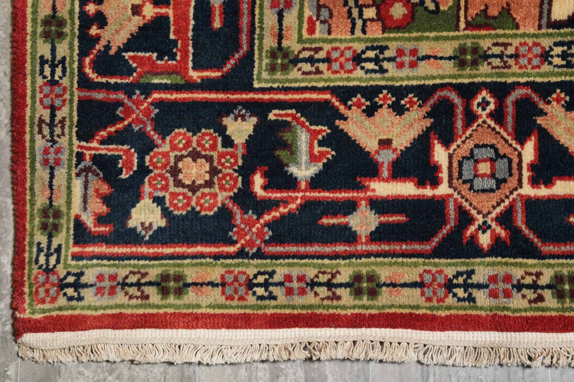 Heriz-Serapi-style rug, alternate corner geometric detail