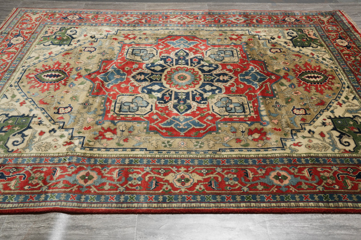 8 x 10 hand-knotted heriz-style serapi wool rug, corner detail