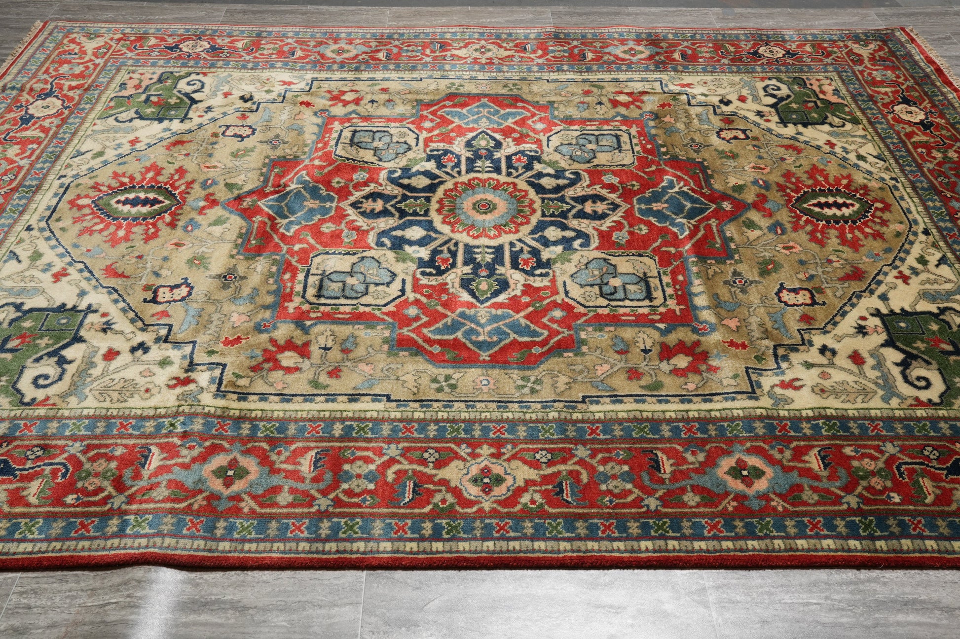 8 x 10 hand-knotted heriz-style serapi wool rug, corner detail