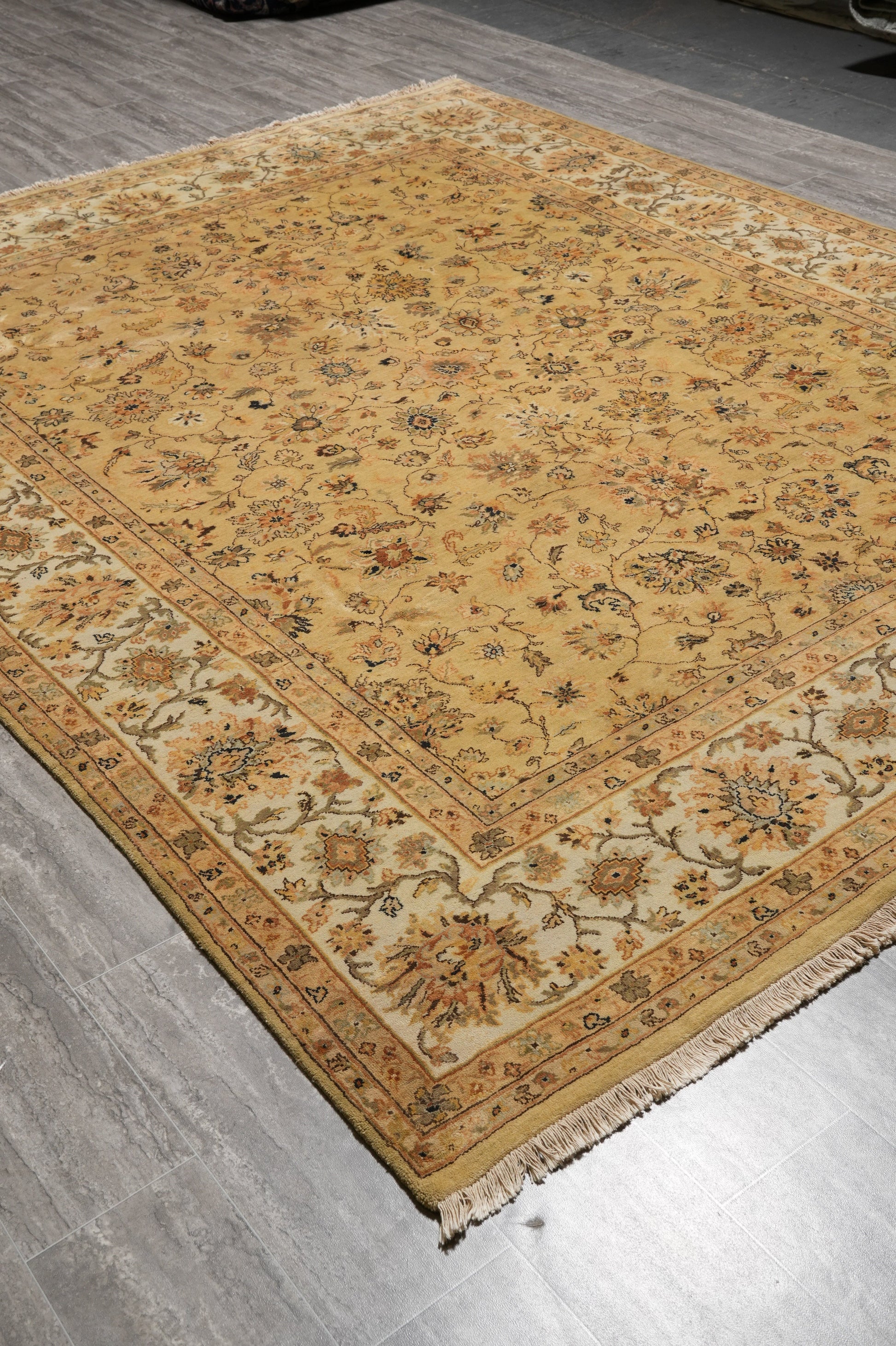 Jaipur gold rug, ivory border close-up