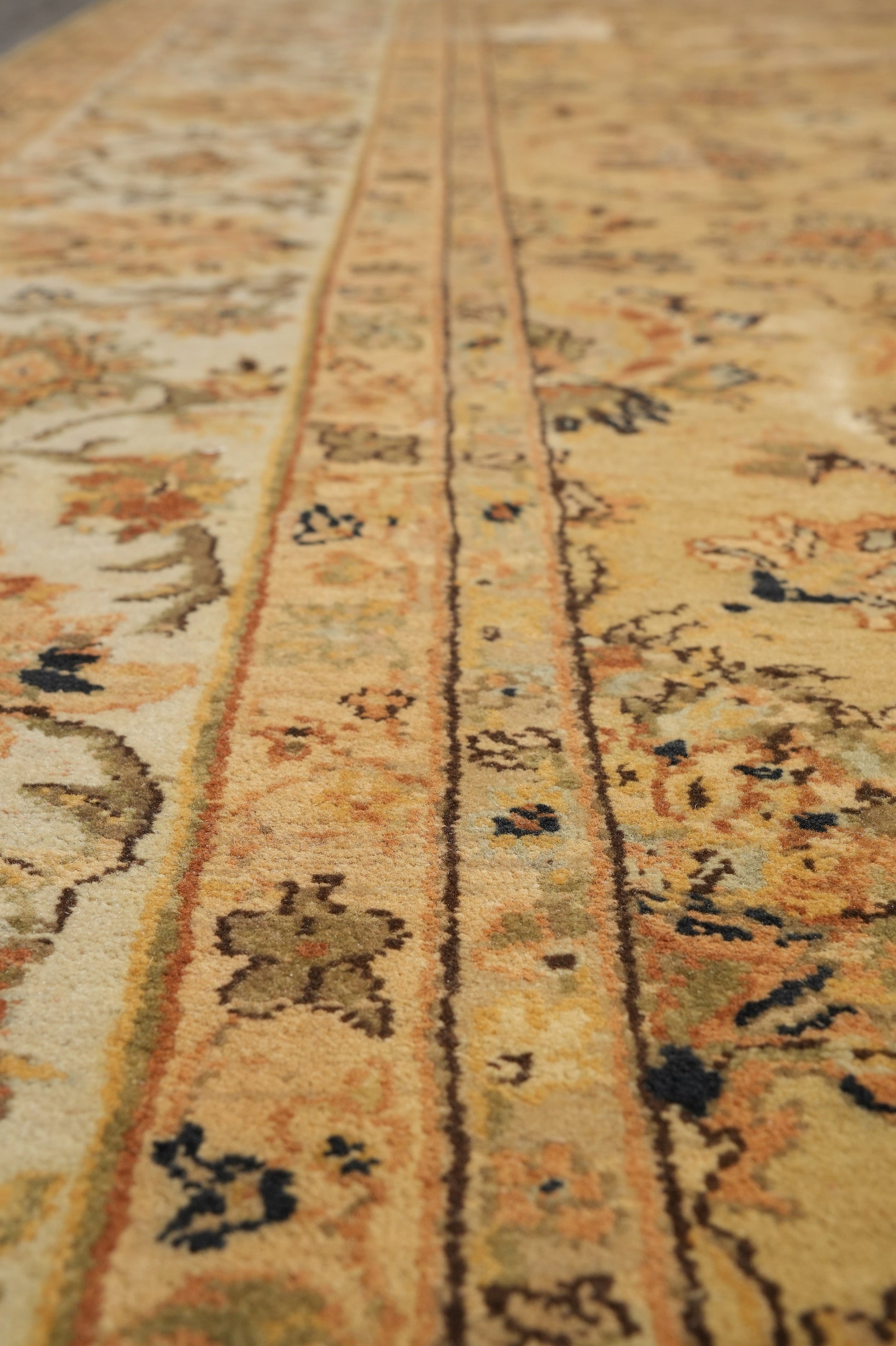 Jaipur gold rug, secondary border pattern