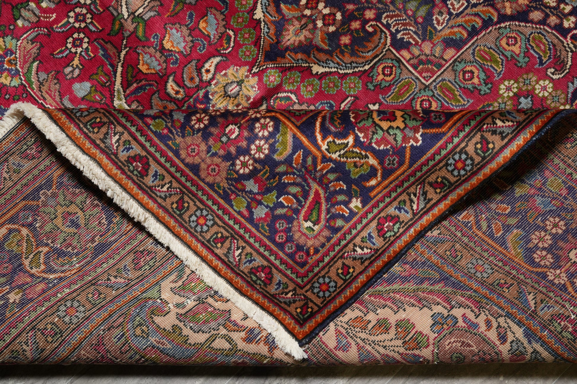 Pre-owned Tabriz-style blue rug, secondary border pattern detail