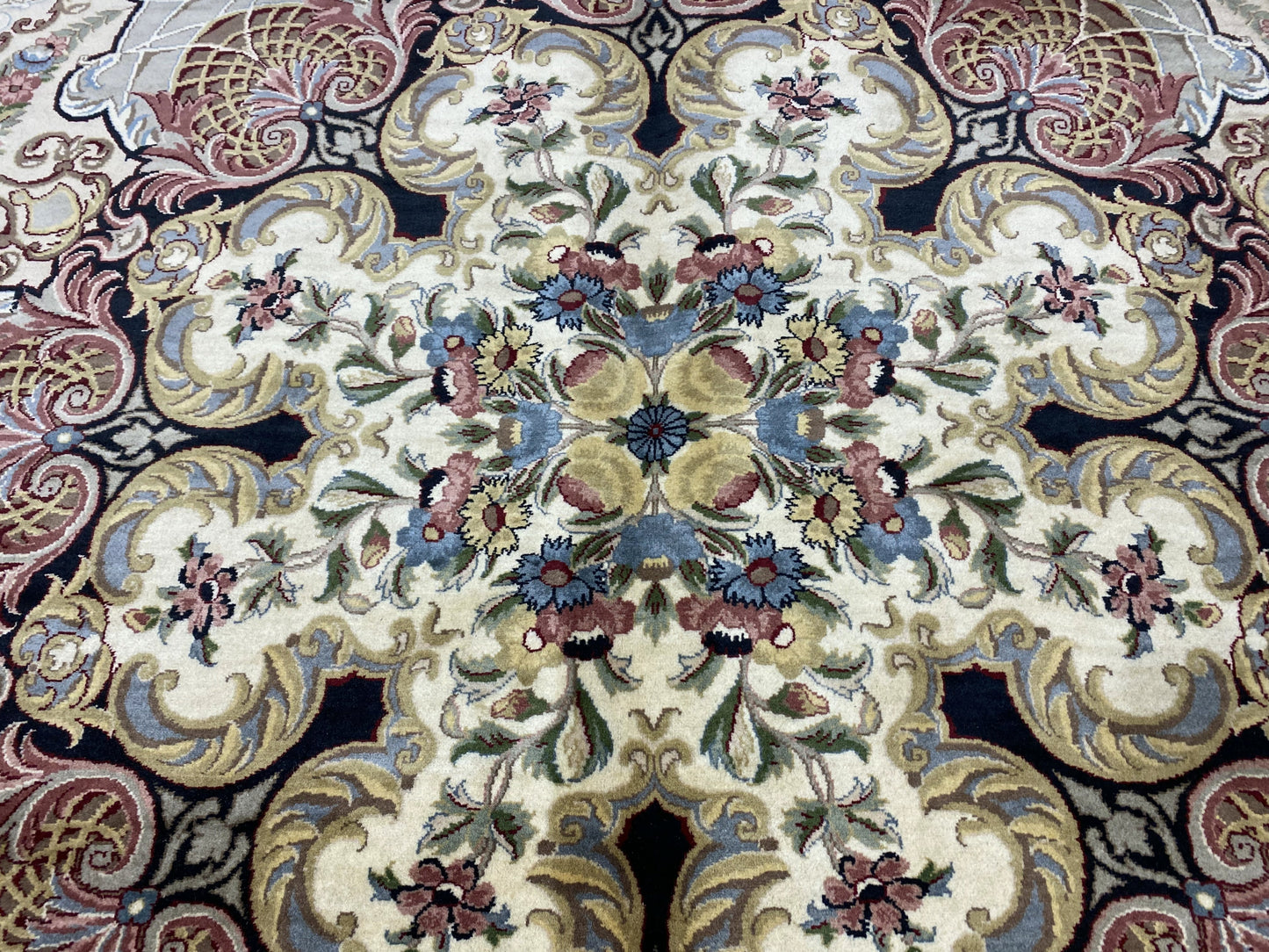 Aubusson Savonnerie rug, secondary border pattern detail