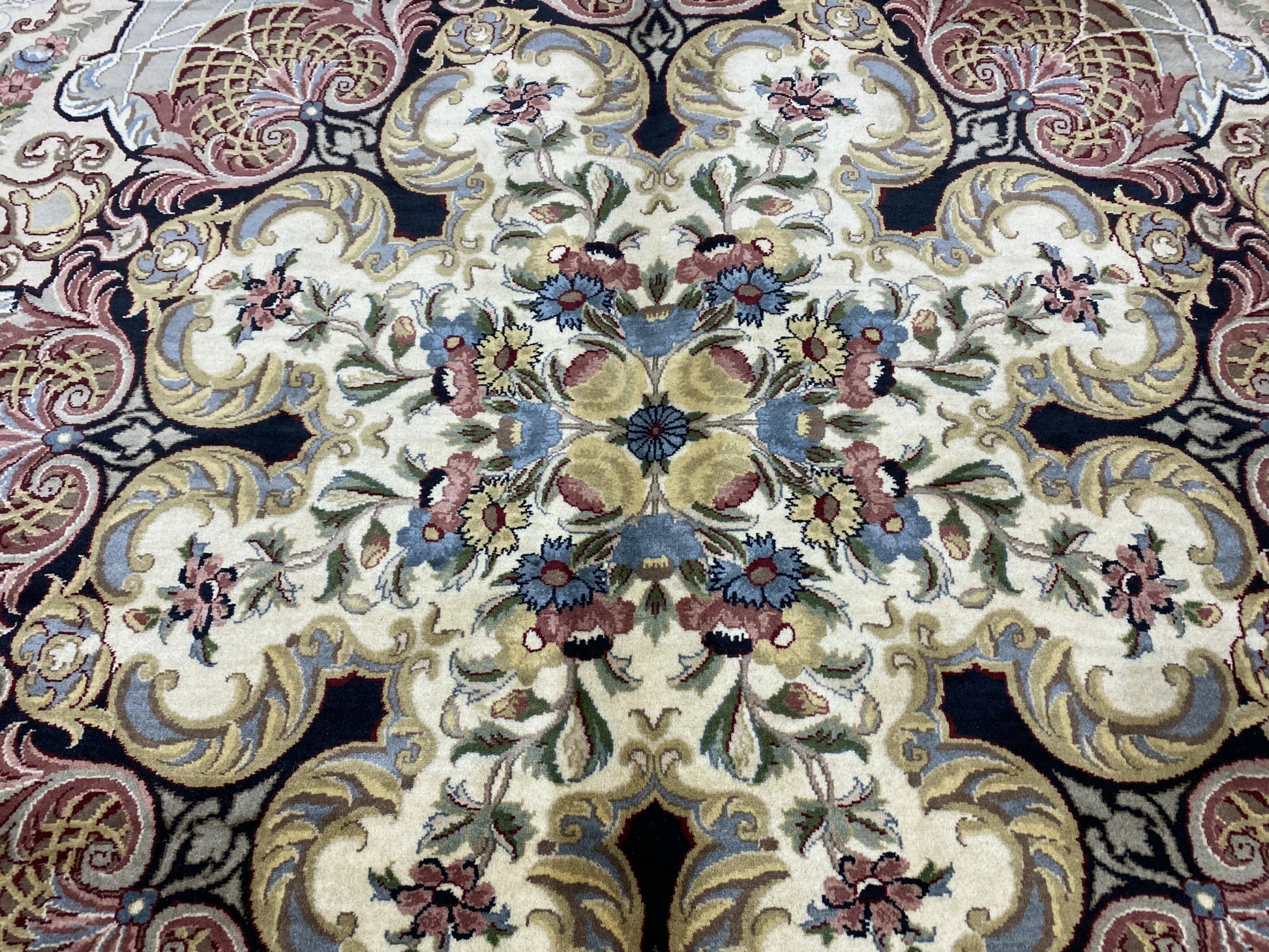 Aubusson Savonnerie rug, secondary border pattern detail