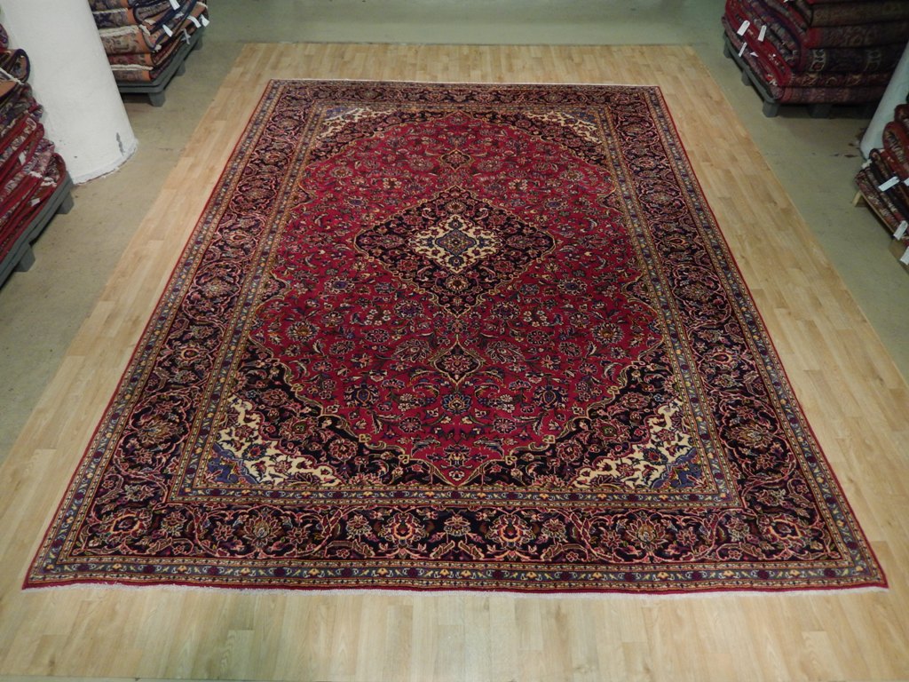 Semi-antique maroon Kashan-style rug, ivory border close-up
