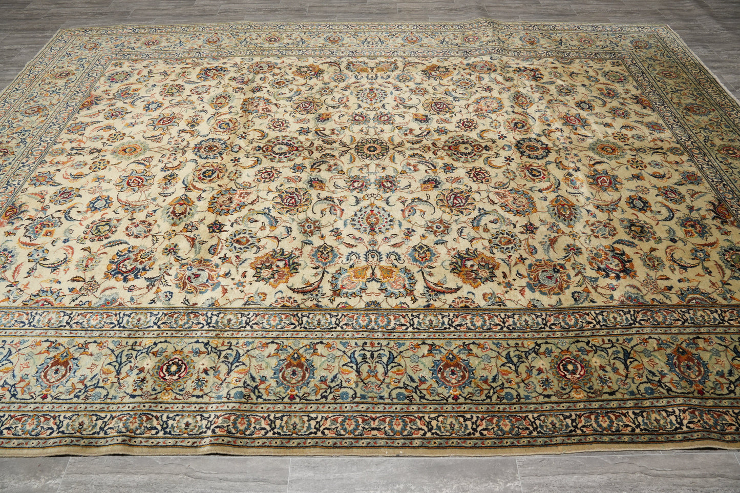 Vintage Kashan-style ivory rug, central floral medallion close-up