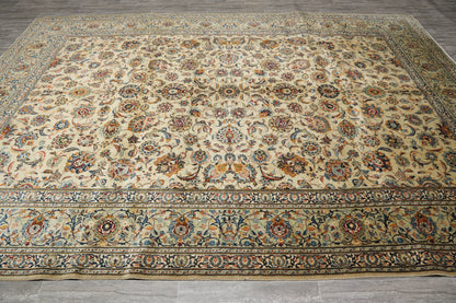 Vintage Kashan-style ivory rug, central floral medallion close-up