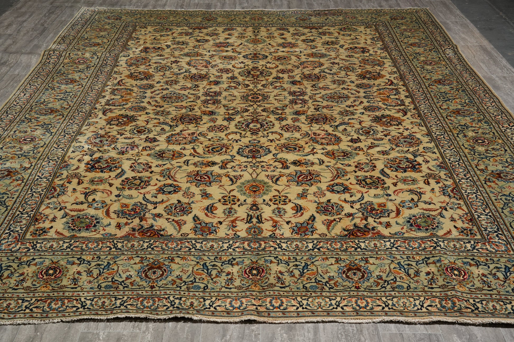 Vintage Kashan-style ivory rug, curvilinear floral vine detail