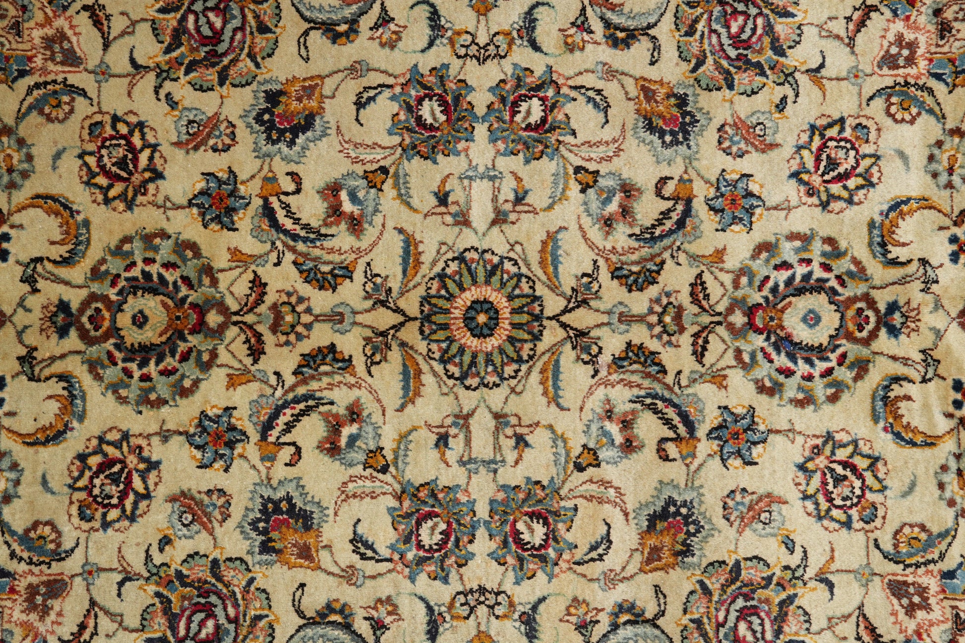 Vintage Kashan-style ivory rug, border pattern in navy and soft red