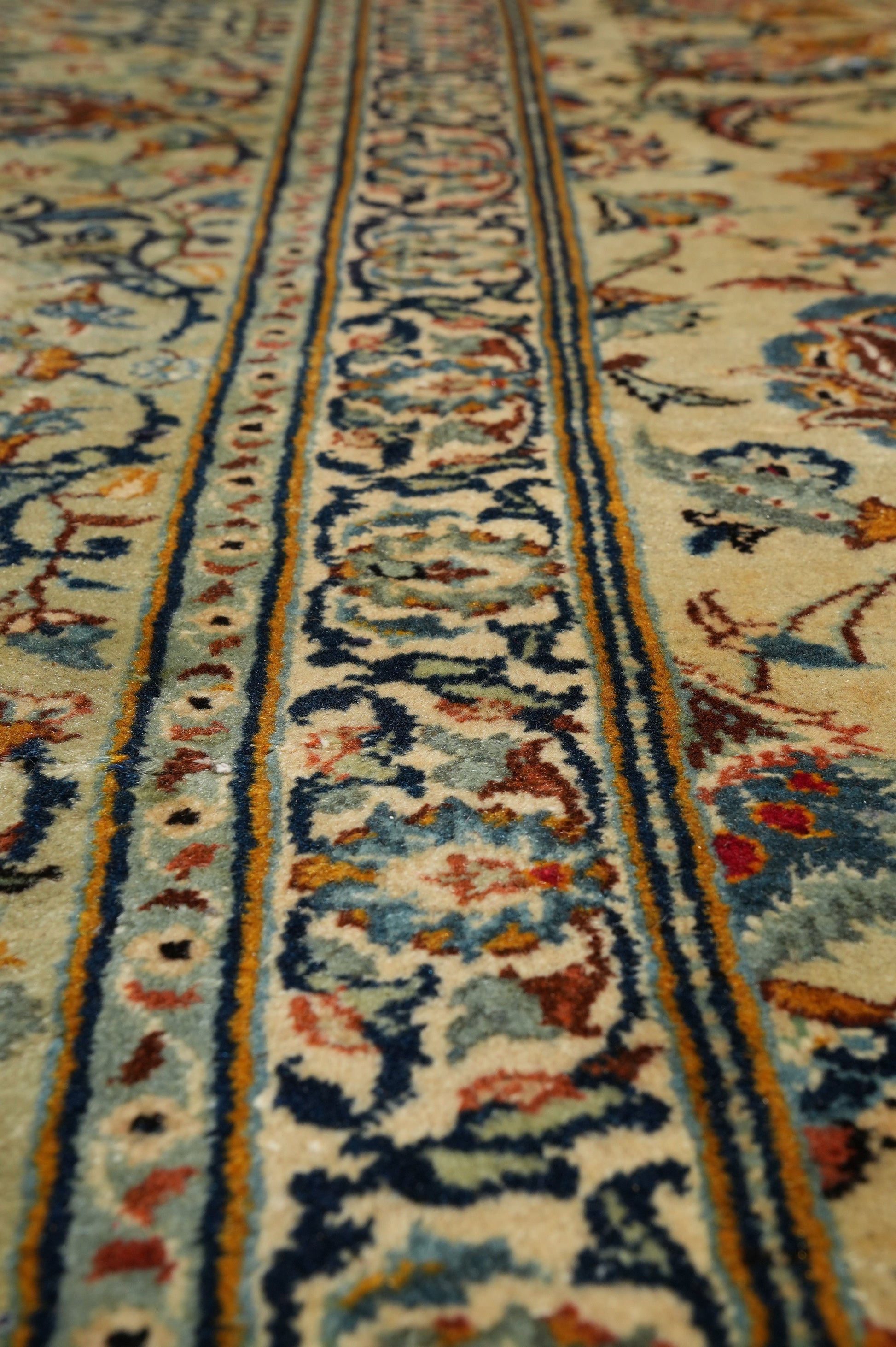 Vintage Kashan-style ivory rug, secondary medallion close-up