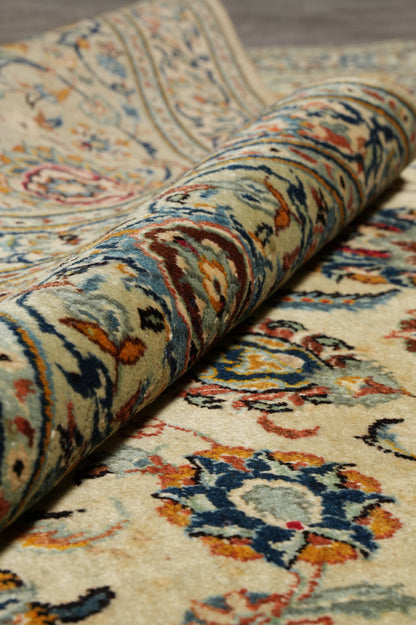 Vintage Kashan-style ivory rug, edge and selvedge close-up