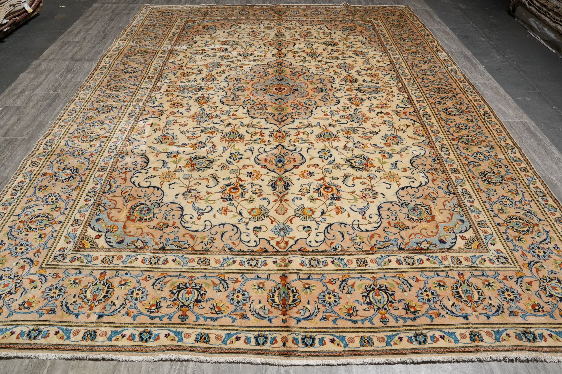 Kashan-style ivory floral rug, curvilinear floral vine detail