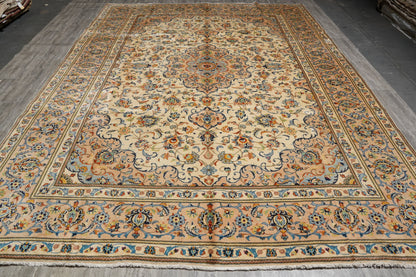 Kashan-style ivory floral rug, curvilinear floral vine detail