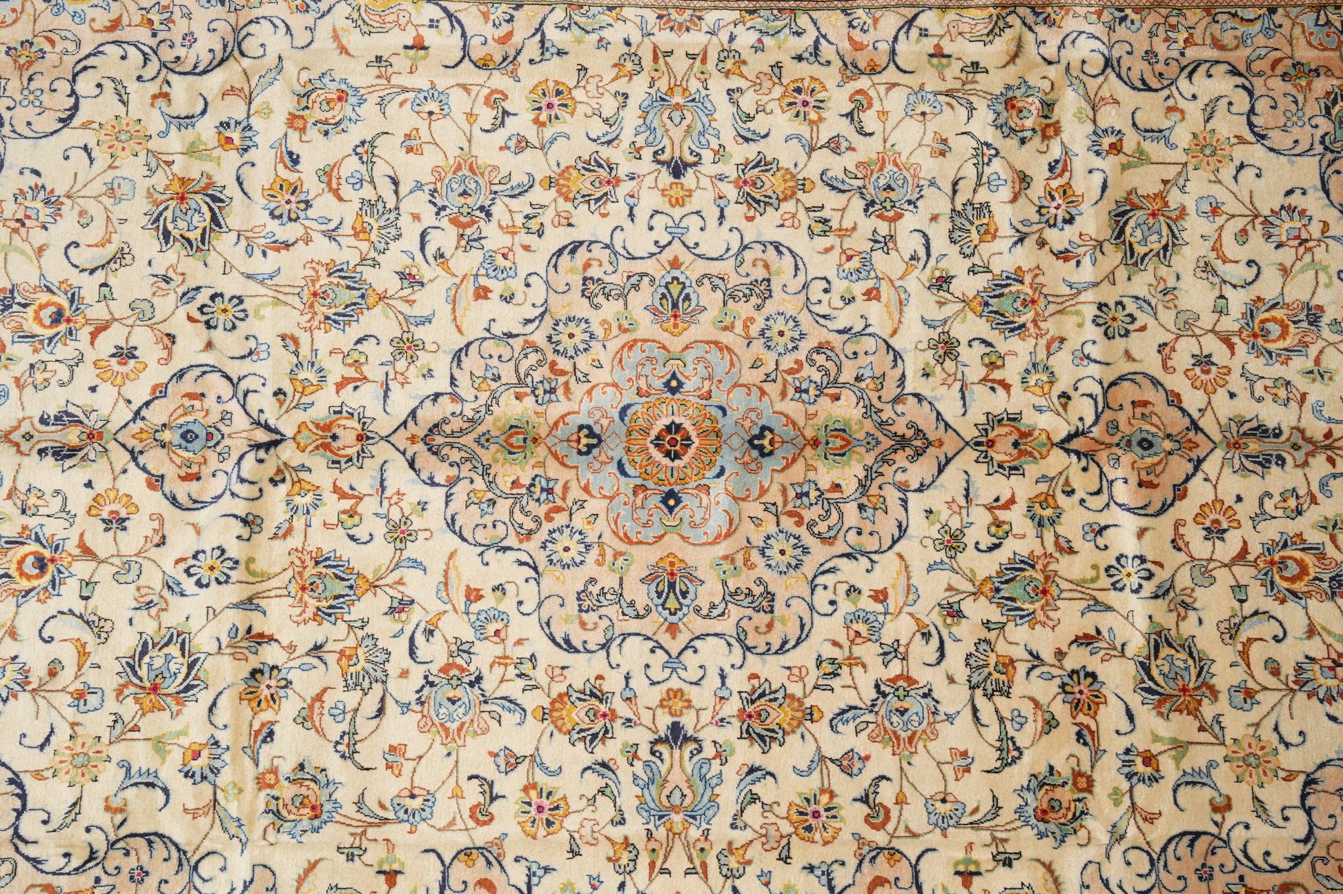 Kashan-style ivory floral rug, border pattern in navy and red