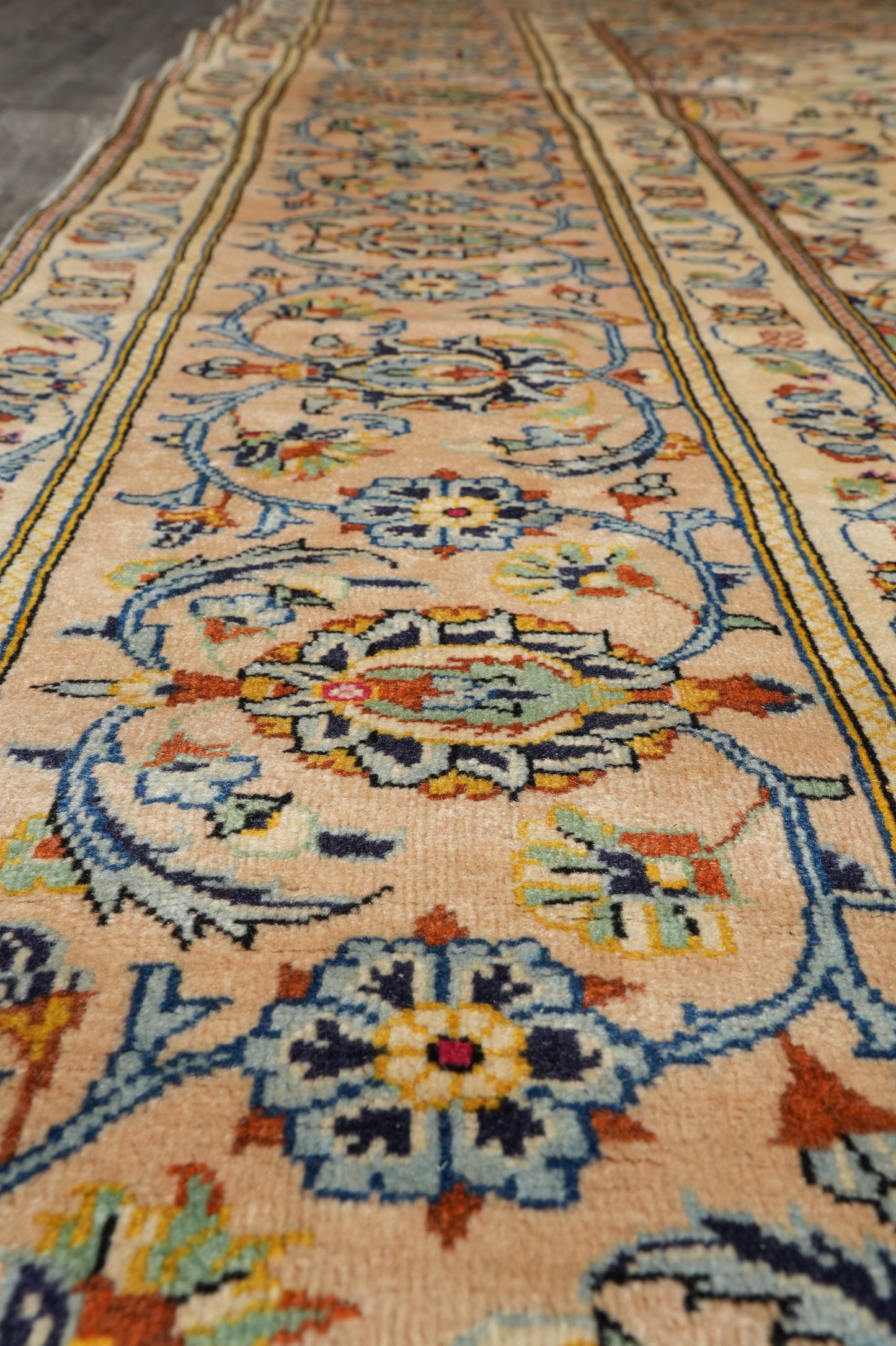 Kashan-style ivory floral rug, secondary medallion close-up