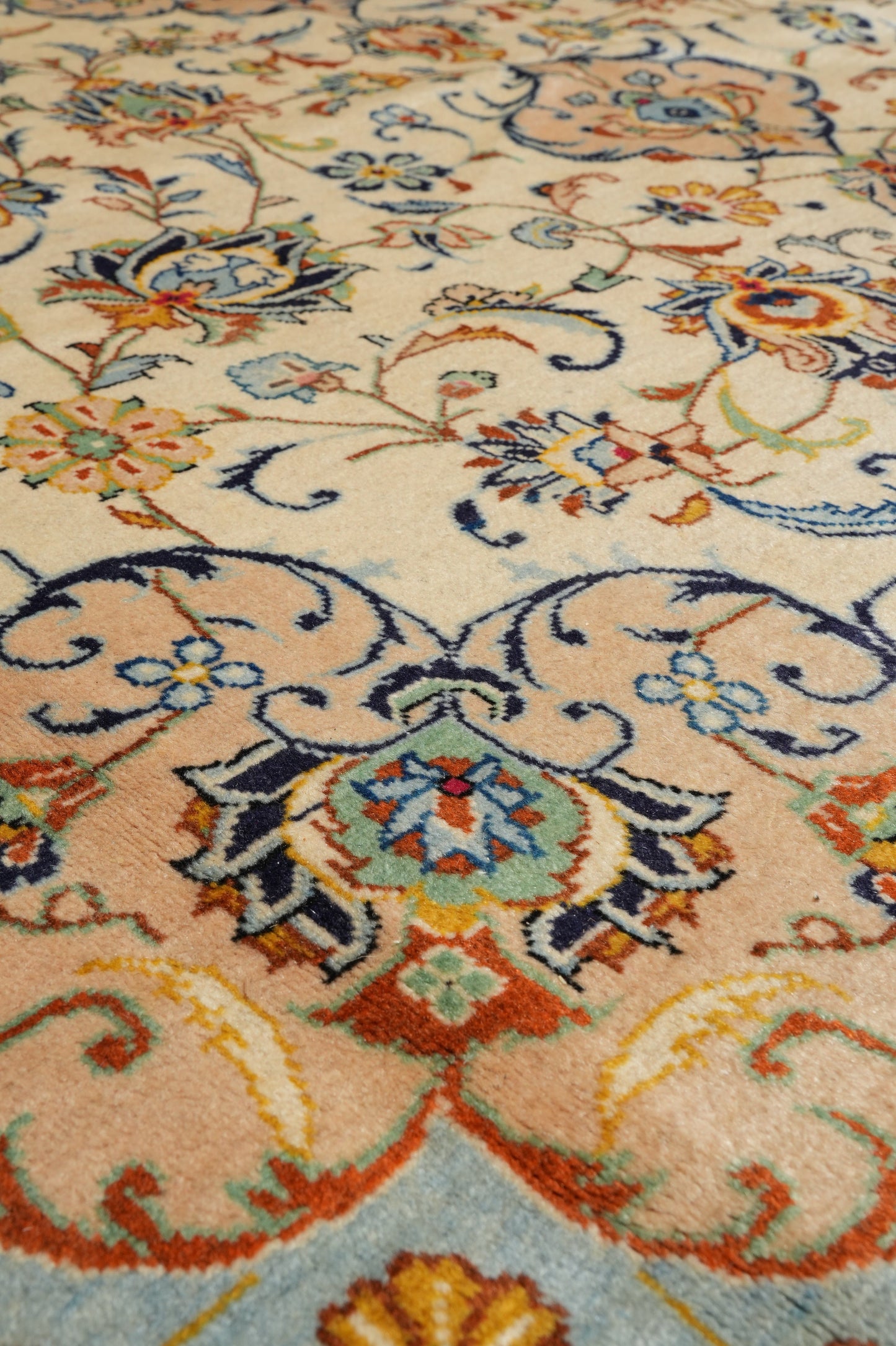 Kashan-style ivory floral rug, edge and selvedge close-up