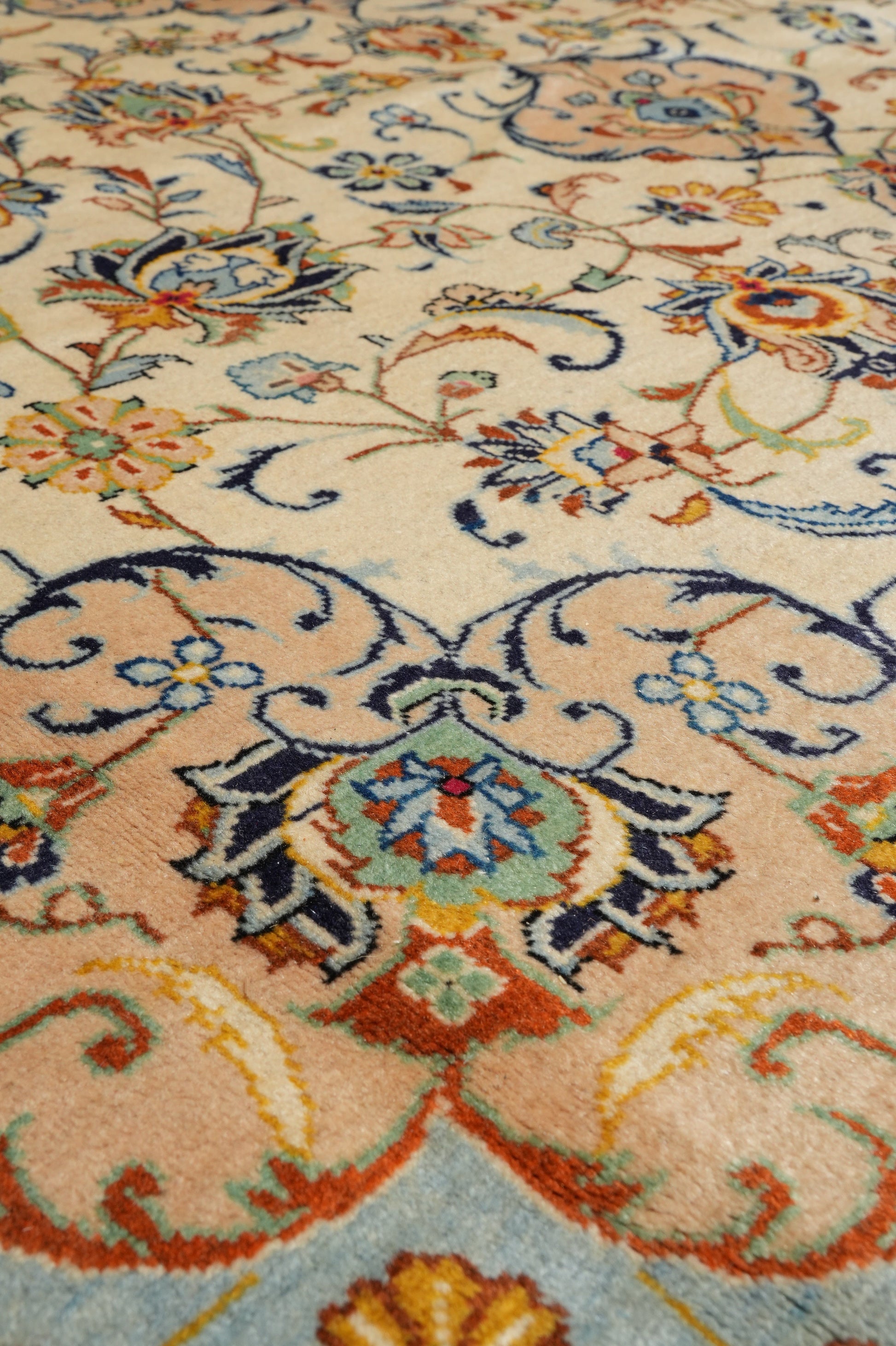 Kashan-style ivory floral rug, edge and selvedge close-up