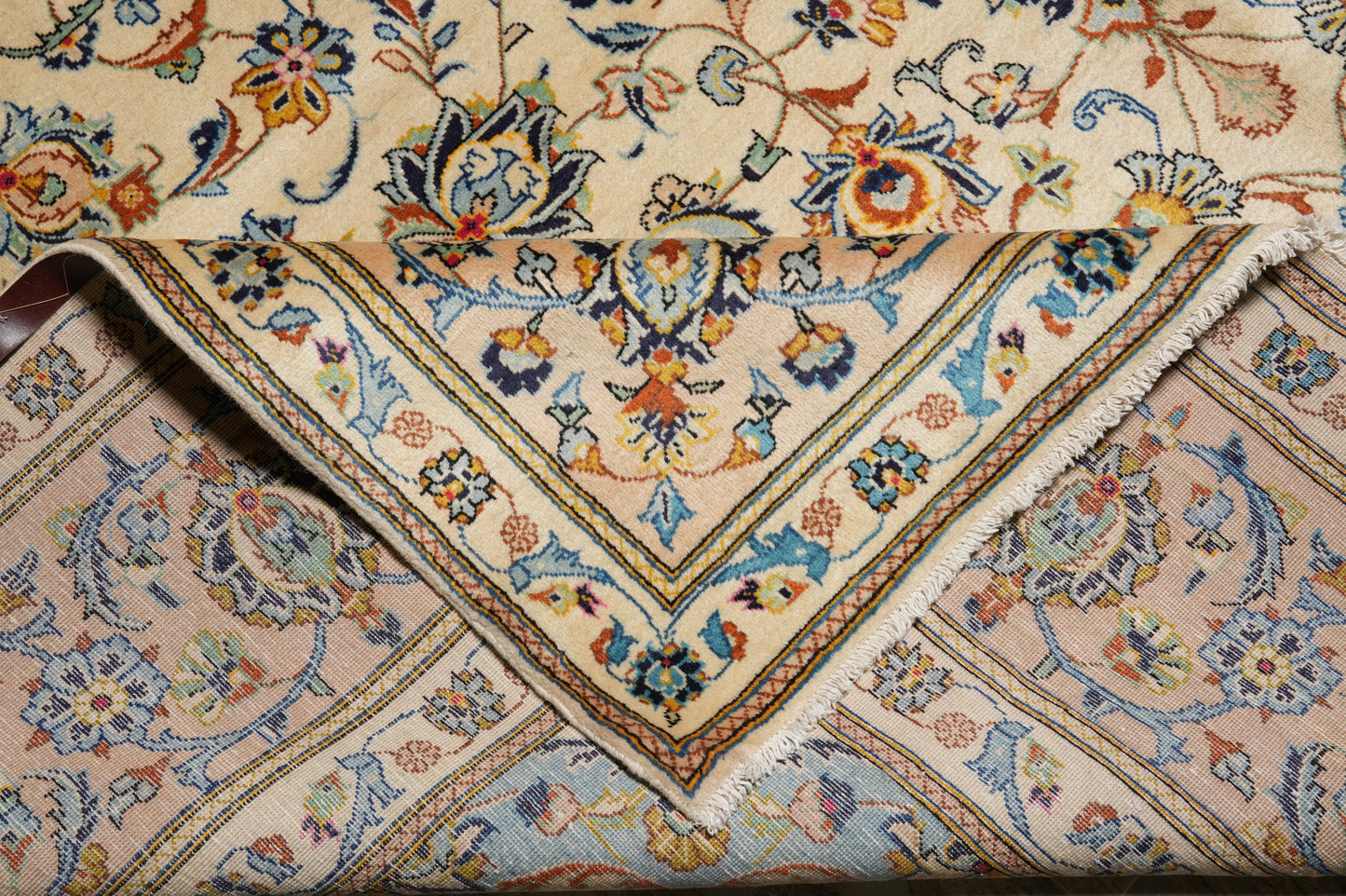 Kashan-style ivory floral rug, secondary border pattern detail