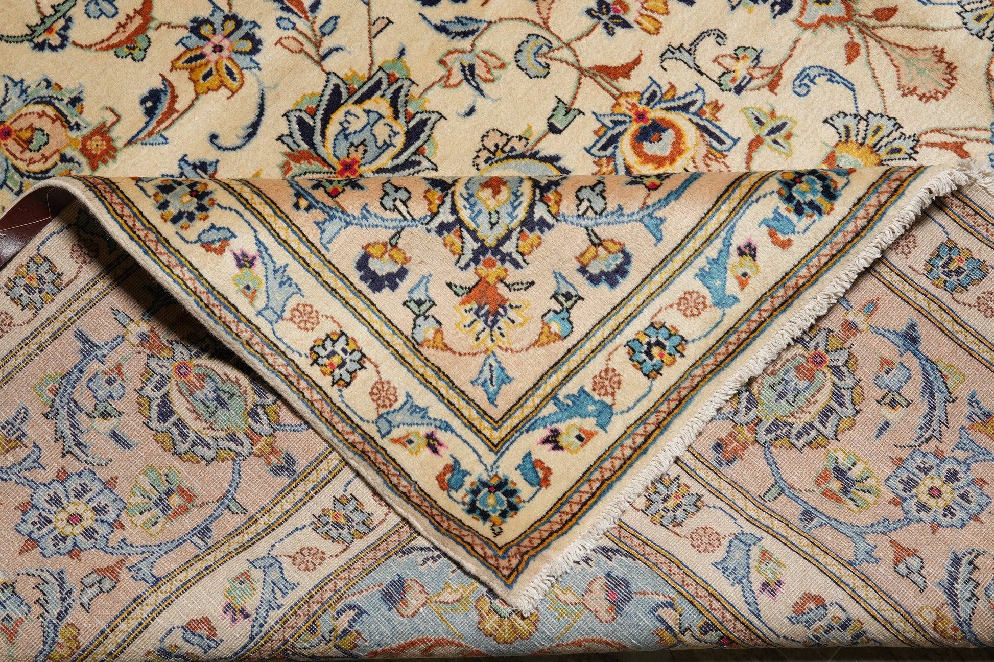 Kashan-style ivory floral rug, secondary border pattern detail