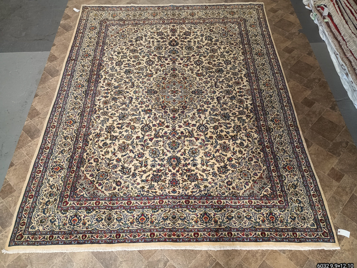 Semi-antique Kashan-style ivory rug, central floral medallion close-up