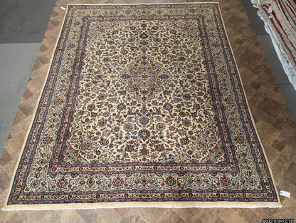 Semi-antique Kashan-style ivory rug, central floral medallion close-up