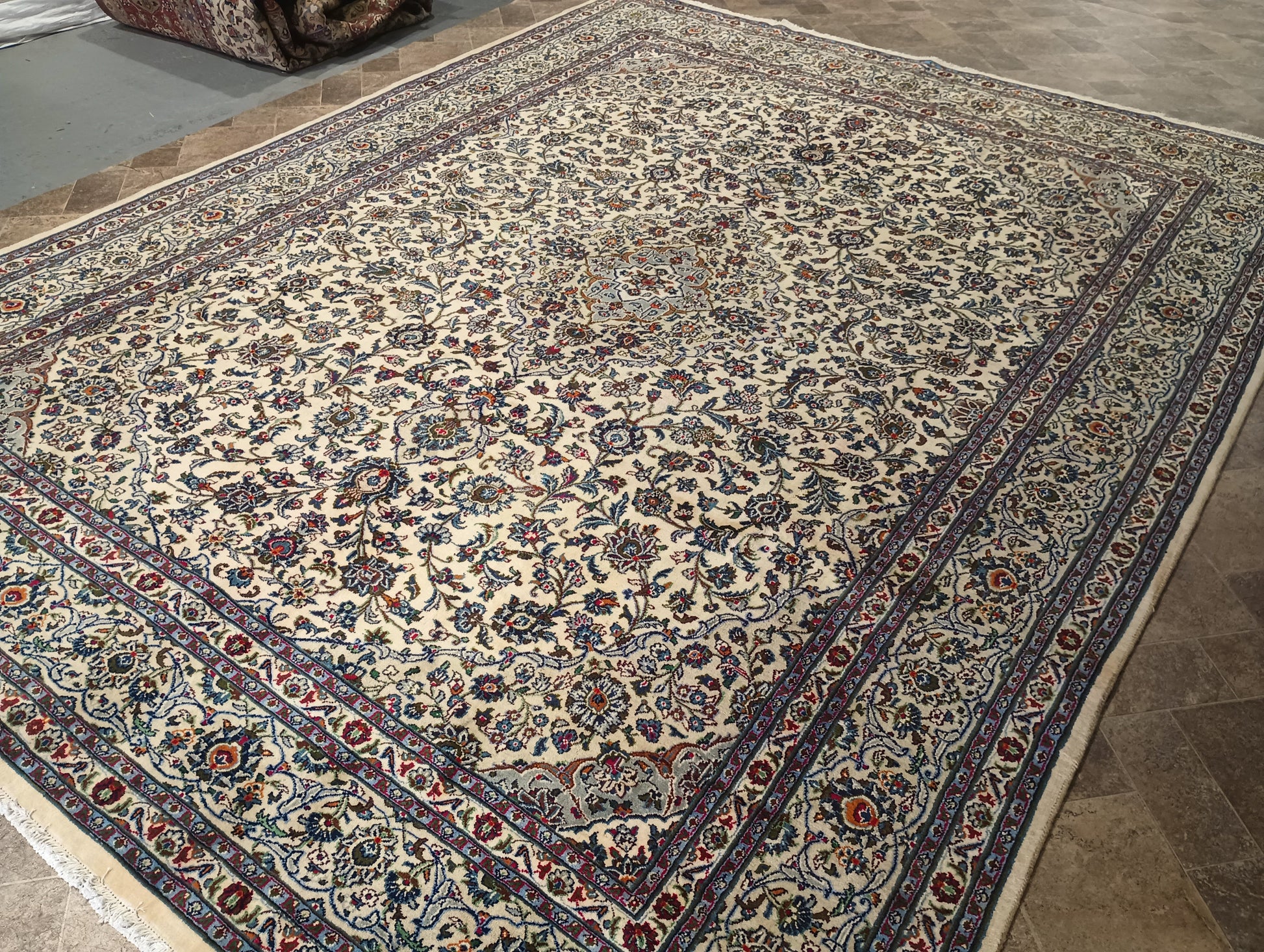 Semi-antique Kashan-style ivory rug, curvilinear floral detail