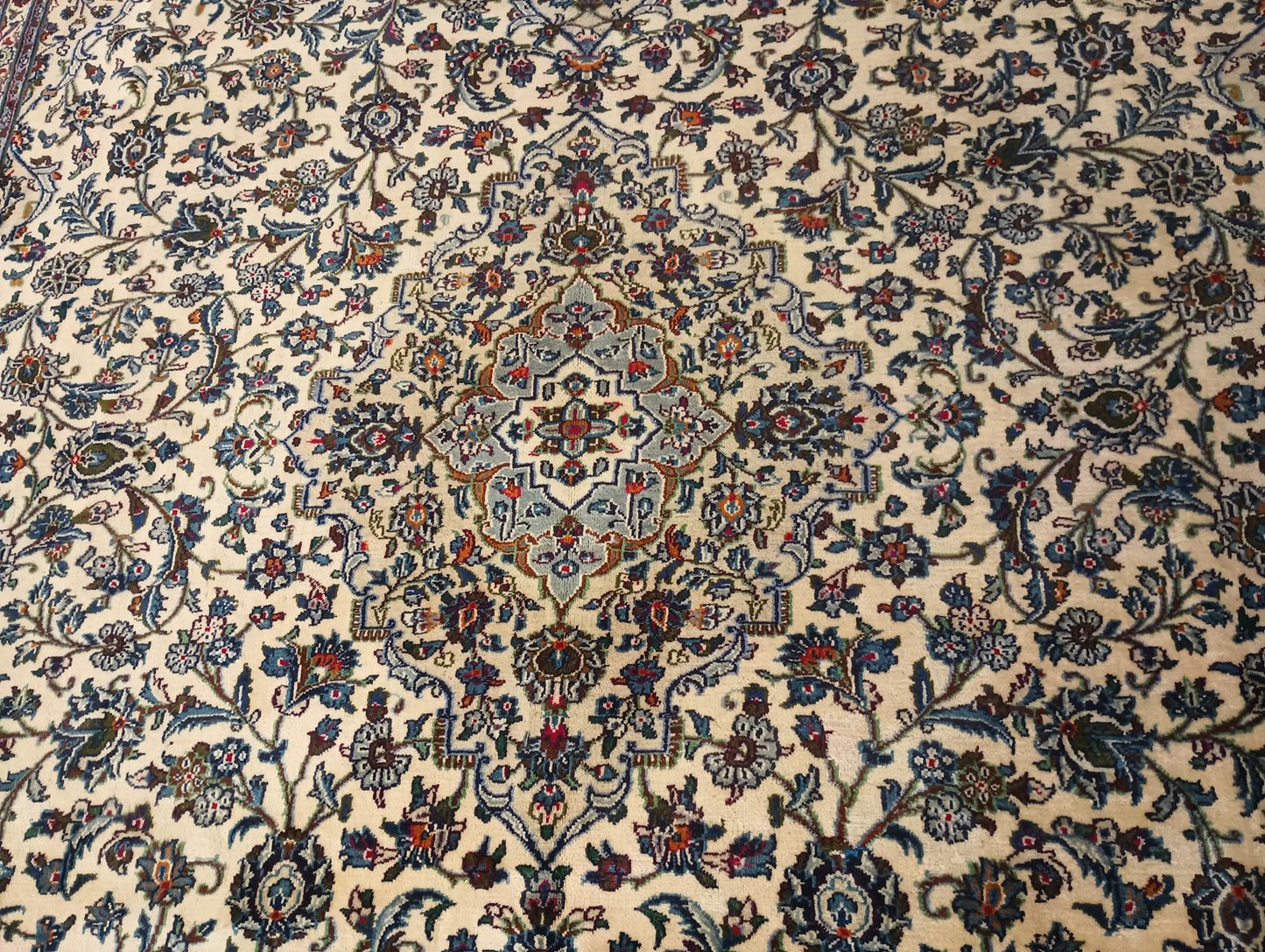 Semi-antique Kashan-style ivory rug, secondary medallion detail