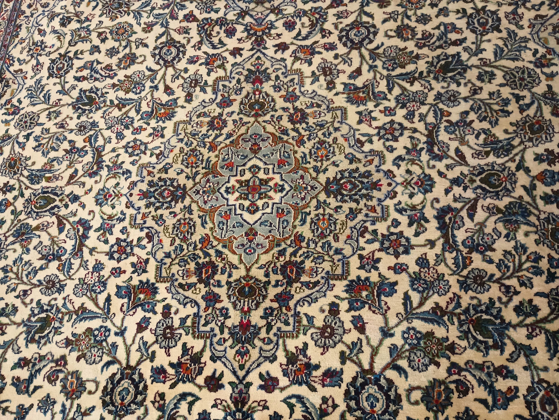 Semi-antique Kashan-style ivory rug, secondary medallion detail